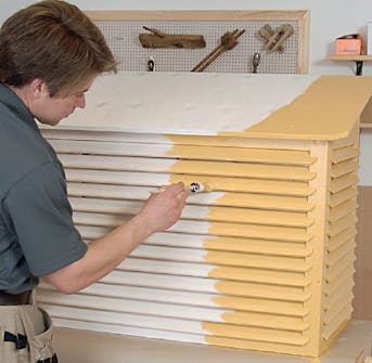 Lämpöpumpun suoja: Pohjamaalin päälle sivellään öljymaali. Lämpöpumpun suoja: Pohjamaalin päälle sivellään öljymaali.